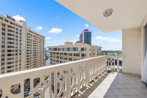 Condo in Hallandale Beach, Florida, 2 bedrooms  № 2076105 - photo 27