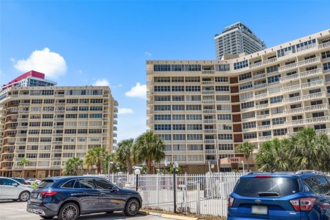 Condo in Hallandale Beach, Florida, 2 bedrooms  № 2076105 - photo 12