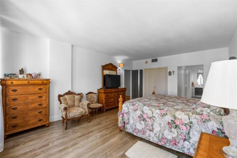 Condo in Hallandale Beach, Florida, 2 bedrooms  № 2076105 - photo 11