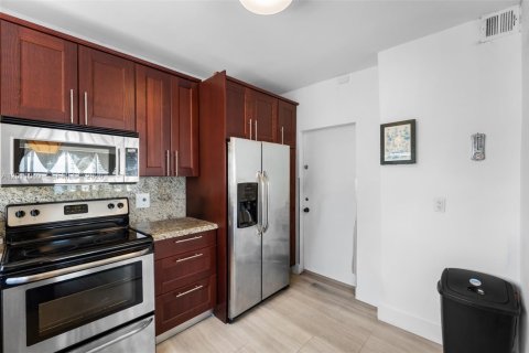 Condo in Hallandale Beach, Florida, 2 bedrooms  № 2076105 - photo 6