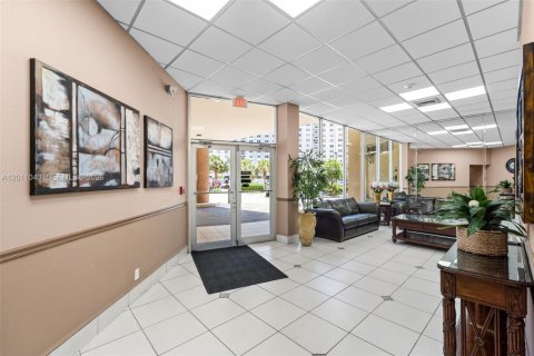 Condo in Hallandale Beach, Florida, 2 bedrooms  № 2076105 - photo 18