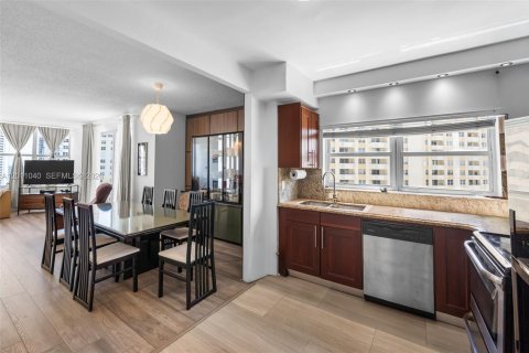 Condo in Hallandale Beach, Florida, 2 bedrooms  № 2076105 - photo 3