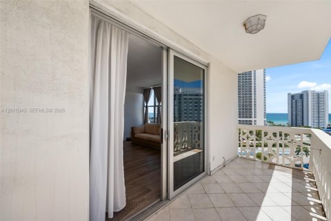 Condo in Hallandale Beach, Florida, 2 bedrooms  № 2076105 - photo 26