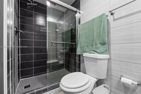 Condo in Hallandale Beach, Florida, 2 bedrooms  № 2076105 - photo 24
