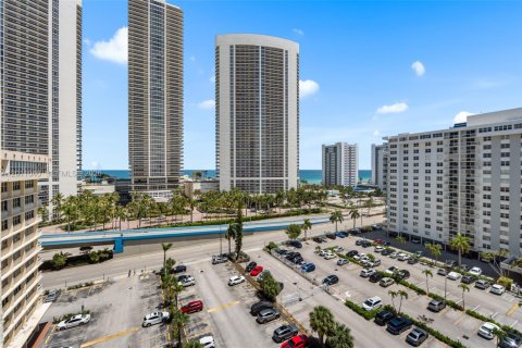 Condo in Hallandale Beach, Florida, 2 bedrooms  № 2076105 - photo 28