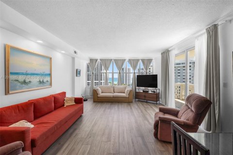 Condo in Hallandale Beach, Florida, 2 bedrooms  № 2076105 - photo 9