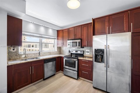 Condo in Hallandale Beach, Florida, 2 bedrooms  № 2076105 - photo 4