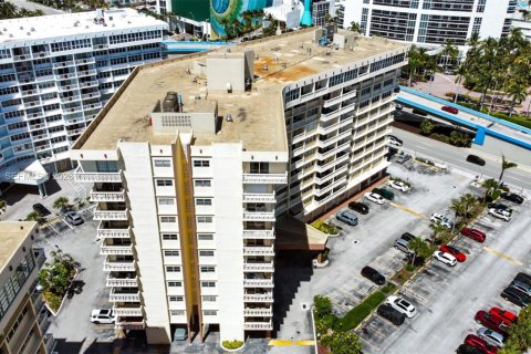 Condo in Hallandale Beach, Florida, 2 bedrooms  № 2076105 - photo 29