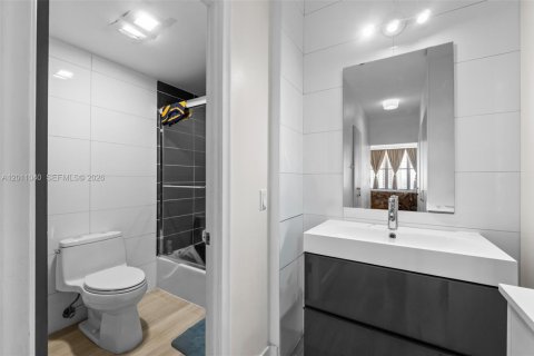 Condo in Hallandale Beach, Florida, 2 bedrooms  № 2076105 - photo 21