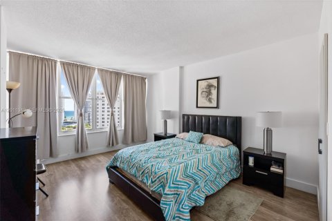 Condo in Hallandale Beach, Florida, 2 bedrooms  № 2076105 - photo 23