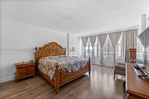 Condo in Hallandale Beach, Florida, 2 bedrooms  № 2076105 - photo 10