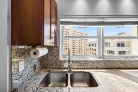 Condo in Hallandale Beach, Florida, 2 bedrooms  № 2076105 - photo 13