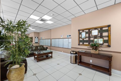 Condo in Hallandale Beach, Florida, 2 bedrooms  № 2076105 - photo 17