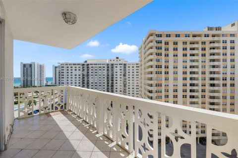 Condo in Hallandale Beach, Florida, 2 bedrooms  № 2076105 - photo 2