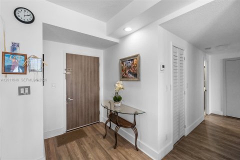 Condo in Hallandale Beach, Florida, 2 bedrooms  № 2076105 - photo 20