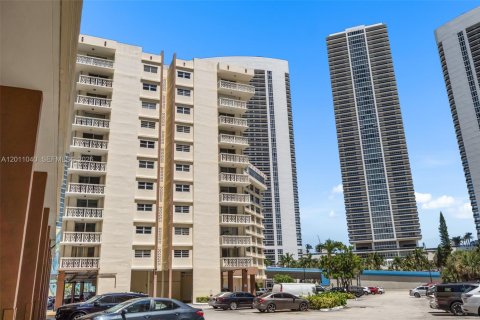 Condo in Hallandale Beach, Florida, 2 bedrooms  № 2076105 - photo 15