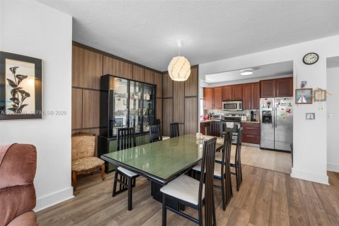 Condo in Hallandale Beach, Florida, 2 bedrooms № 2076105