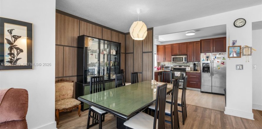 Condo in Hallandale Beach, Florida, 2 bedrooms  № 2076105