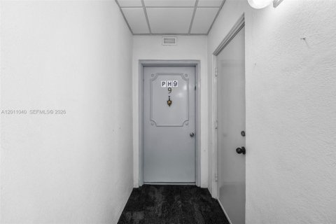 Condo in Hallandale Beach, Florida, 2 bedrooms  № 2076105 - photo 19
