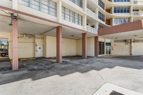 Condo in Hallandale Beach, Florida, 2 bedrooms  № 2076105 - photo 16