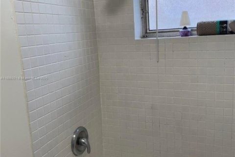 Condo in Hallandale Beach, Florida, 1 bedroom  № 1942282 - photo 21