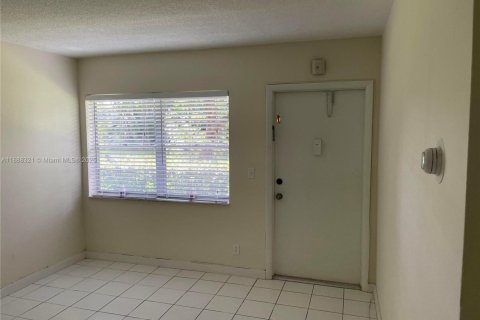 Condo in Hallandale Beach, Florida, 1 bedroom  № 1942282 - photo 5