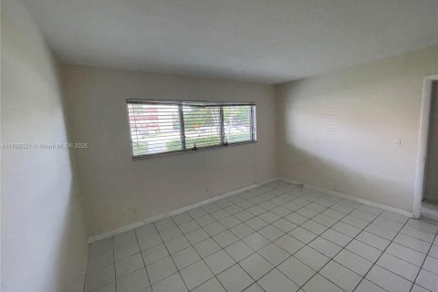 Condo in Hallandale Beach, Florida, 1 bedroom  № 1942282 - photo 12