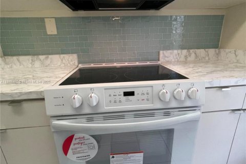 Condo in Hallandale Beach, Florida, 1 bedroom  № 1942282 - photo 23