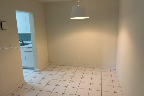 Condo in Hallandale Beach, Florida, 1 bedroom  № 1942282 - photo 7