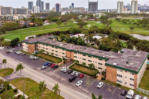 Condo in Hallandale Beach, Florida, 1 bedroom  № 1942282 - photo 2