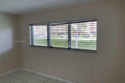 Condo in Hallandale Beach, Florida, 1 bedroom  № 1942282 - photo 16