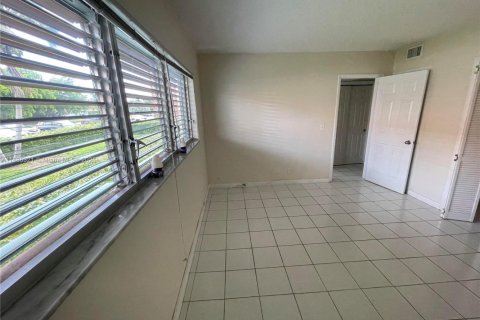 Condo in Hallandale Beach, Florida, 1 bedroom  № 1942282 - photo 14