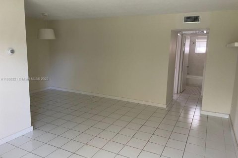 Condo in Hallandale Beach, Florida, 1 bedroom  № 1942282 - photo 6