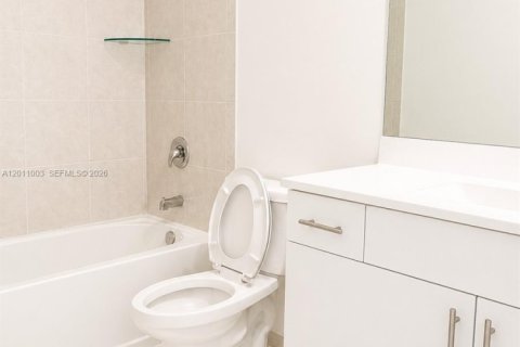 Townhouse in Miami, Florida 3 bedrooms, 154.4 sq.m. № 2074415 - photo 10