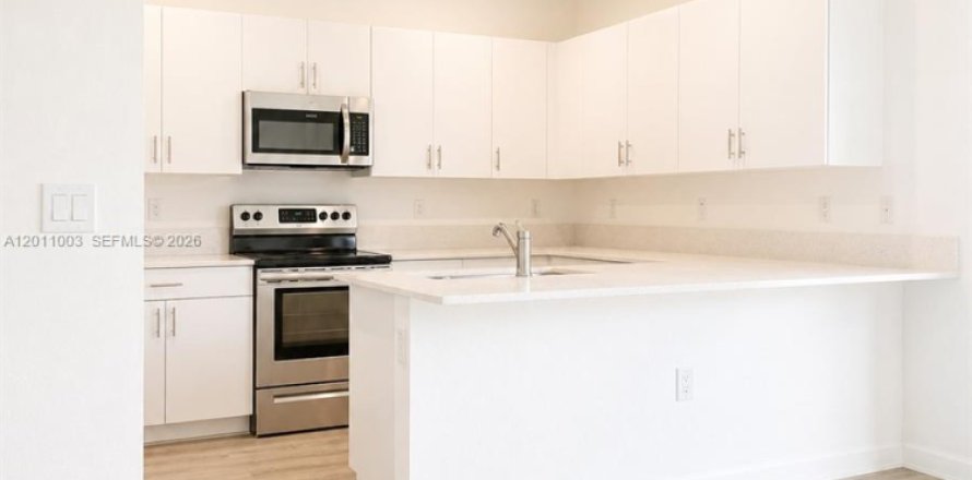 Townhouse in Miami, Florida 3 bedrooms, 154.4 sq.m. № 2074415