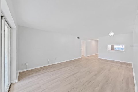 Condo in Dunedin, Florida, 2 bedrooms  № 1640074 - photo 13