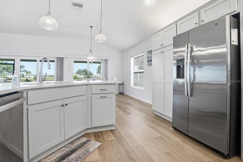 House in The Villages, Florida 3 bedrooms, 179.02 sq.m. № 2236081 - photo 16