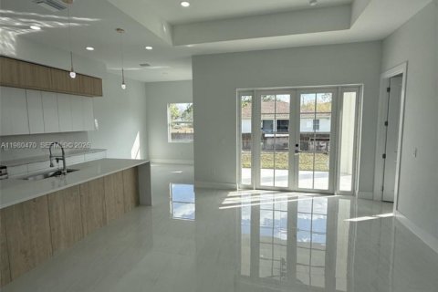 Купить виллу или дом в Лихай-Эйкерс, Флорида 3 спальни, 162.11м2, № 2046409 - фото 7