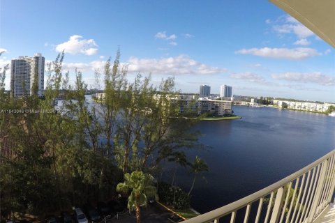 Condo in Aventura, Florida, 2 bedrooms  № 1935751 - photo 25
