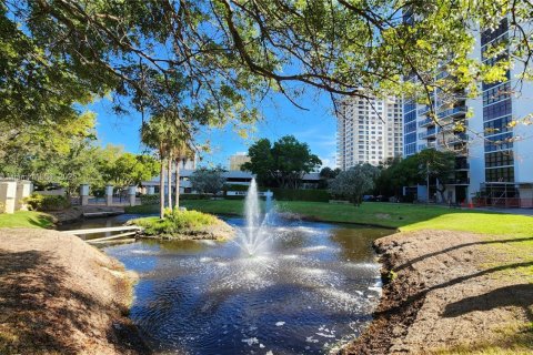 Condo in Aventura, Florida, 2 bedrooms  № 1935751 - photo 30