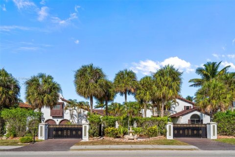 House in Hallandale Beach, Florida 5 bedrooms, 625.98 sq.m. № 1783952 - photo 4