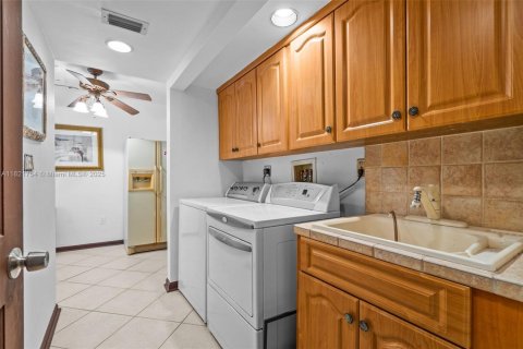 House in Hallandale Beach, Florida 5 bedrooms, 625.98 sq.m. № 1783952 - photo 29