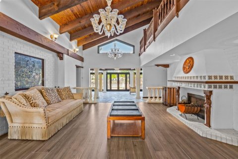 House in Hallandale Beach, Florida 5 bedrooms, 625.98 sq.m. № 1783952 - photo 11