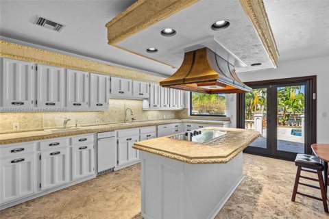 House in Hallandale Beach, Florida 5 bedrooms, 625.98 sq.m. № 1783952 - photo 23