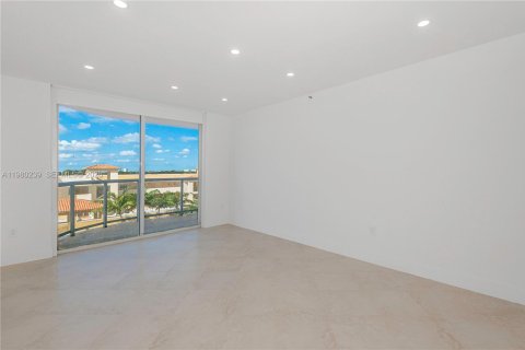 Снять в аренду кондоминиум в Серфсайд, Флорида 1 спальня, 106.84м2, № 2045087 - фото 20