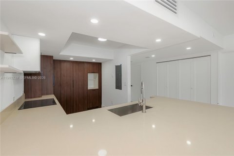 Снять в аренду кондоминиум в Серфсайд, Флорида 1 спальня, 106.84м2, № 2045087 - фото 11