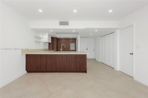 Снять в аренду кондоминиум в Серфсайд, Флорида 1 спальня, 106.84м2, № 2045087 - фото 9