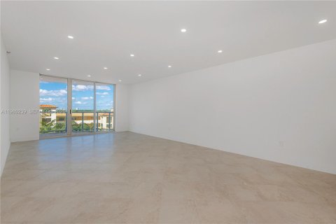 Снять в аренду кондоминиум в Серфсайд, Флорида 1 спальня, 106.84м2, № 2045087 - фото 2