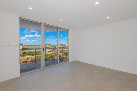 Снять в аренду кондоминиум в Серфсайд, Флорида 1 спальня, 106.84м2, № 2045087 - фото 5