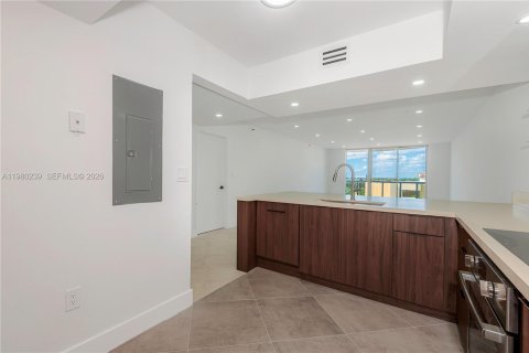 Снять в аренду кондоминиум в Серфсайд, Флорида 1 спальня, 106.84м2, № 2045087 - фото 15